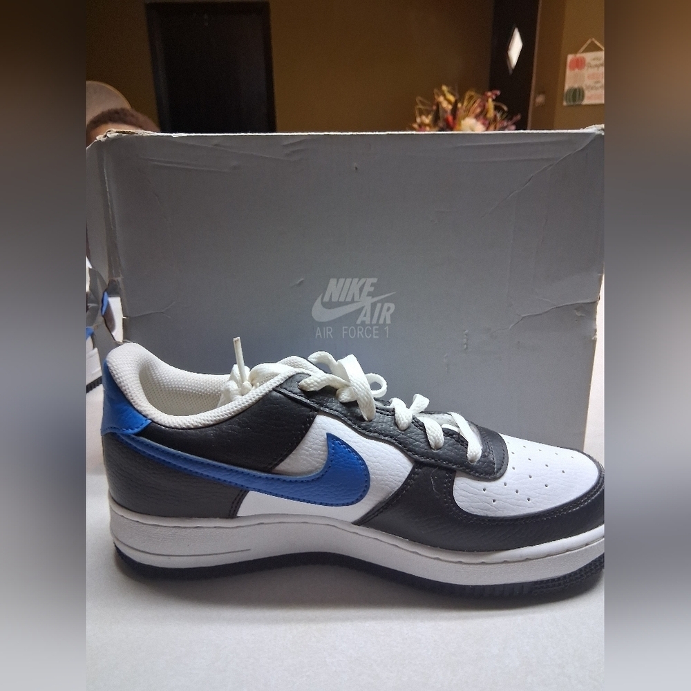 Air Force 1 LE - Picture 2 of 6